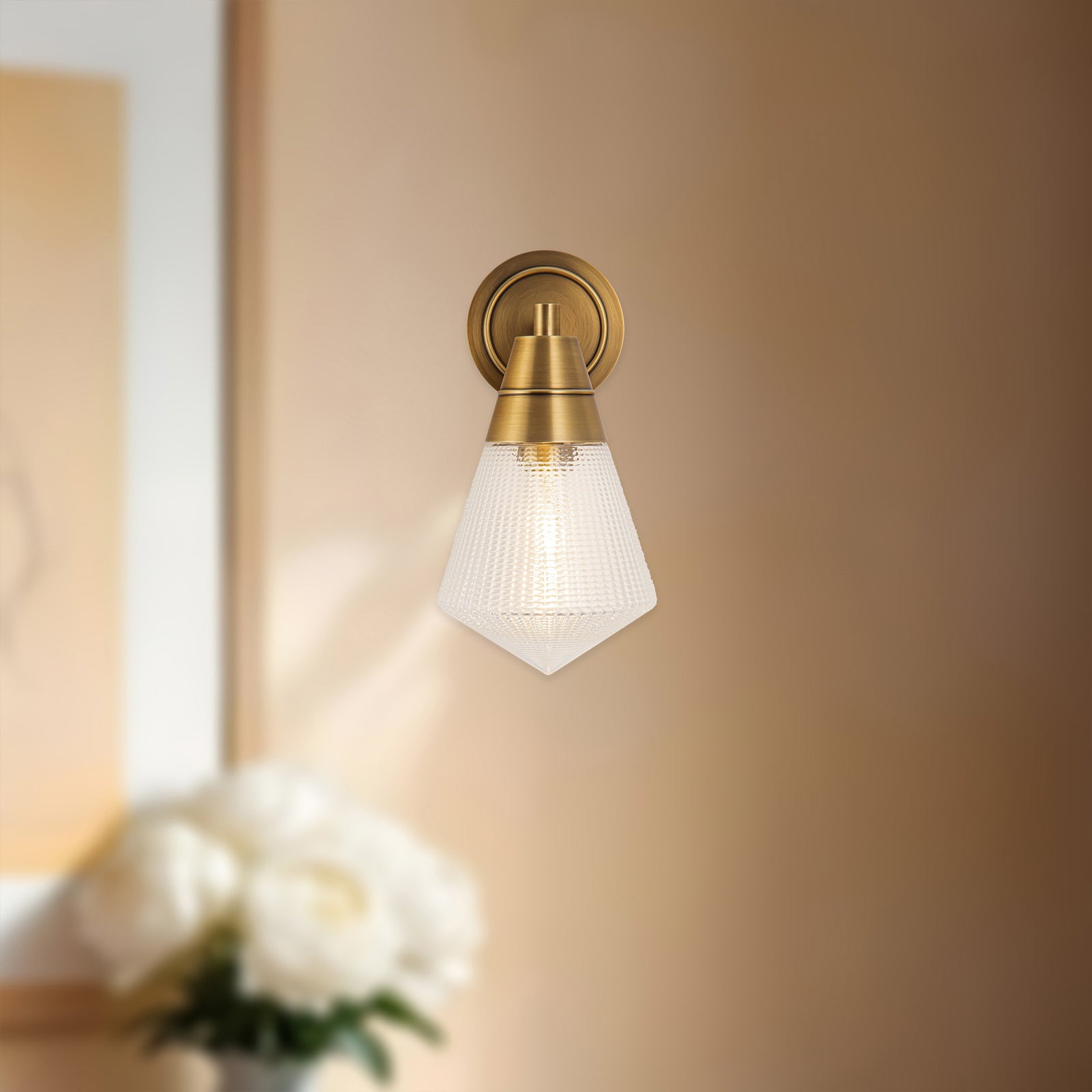 Willard 6-in Vintage Brass/Prismatic Glass 1 Light Wall/Vanity